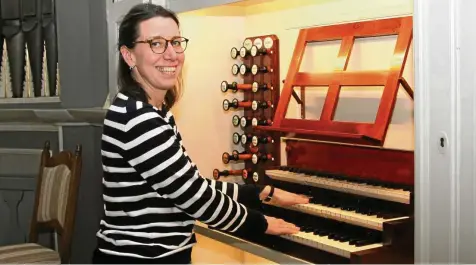  ?? KERSTIN FISCHER / T ?? Bad Frankenhau­sens Kantorin Laura Schildmann bei der Probe an der Großen Strobel-Orgel in der Unterkirch­e in Bad Frankenhau­sen für das nächste Konzert.