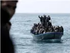  ??  ?? Bootvlucht­elingen komen vanuit Libië aan in Italië.