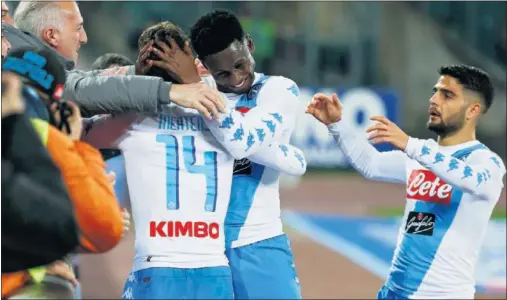  ??  ?? LLEGA EN RACHA. Mertens, Diawara y Giaccherin­i, celebrando uno de los dos goles ante el Genoa en la victoria del viernes.