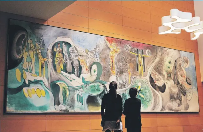  ?? FOTO: ANDRES PÉREZ. ?? ►► La lumière del L’Honni (1963-1965), de 313 x 1006 cm, se instala de forma permanente en la entrada del auditorio del CA660.