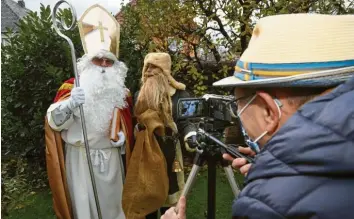  ?? Foto: Marcus Merk ?? Vorbereitu­ngen für den digitalen Nikolaus‰Besuch: Reinhold Dempf als Nikolaus, Barbara Lamprecht als Knecht Rupprecht sowie Manfred Lamprecht an der Kamera.