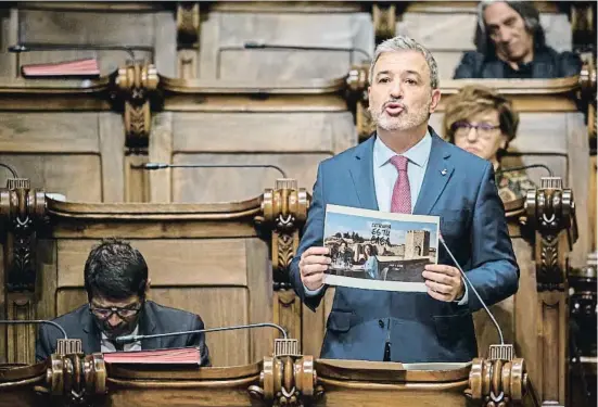  ?? MONTSE GIRALT / SHOOTING ?? Jaume Collboni ensenyant un anunci de promoció turística de la Generalita­t per retreure a ERC una suposada turismofòb­ia