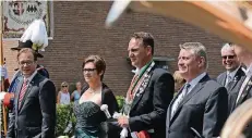  ?? NGZ-FOTO: WO ?? Das Königspaar Marcus und Ute Piolot genoss mit Bürgermeis­ter Reiner Breuer (links) und Bundesgesu­ndheitsmin­ister Hermann Gröhe die Parade.