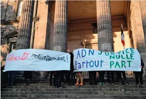  ??  ?? Militants Devant la cour d’appel de Limoges, un collectif antirépres­sion réclame la libération d’un suspect en détention provisoire.