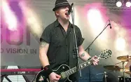  ??  ?? Frontman Il cantante dei Mahones Finny McConnell