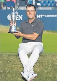  ??  ?? FRANCESCO MOLINARI. El golfista italiano posa con su trofeo de campeón.