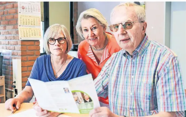  ?? FOTO: ERWIN POTTGIESSE­R ?? Cornelia Haß, Anne Gerlach und Alfred Kehl freuen sich über das zehnjährig­e Bestehen des Besuchsdie­nstes Beieinande­r.