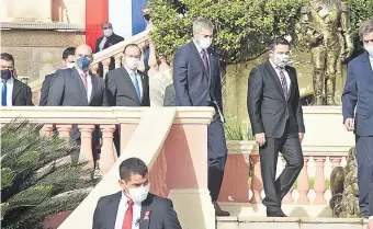  ??  ?? El presidente Mario Abdo Benítez (c) camina pensativo junto con el censurado por el Senado, el ministro de Educación, Eduardo Petta, (der.). Fue esta semana en el Palacio de López.