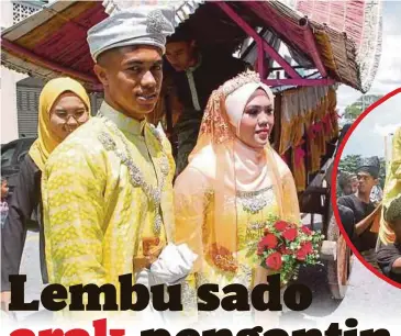  ??  ?? MUHAMMAD Amirul Asyraf
dan Siti Nur Alisya tiba di pekarangan Plaza Pandan Perdana, Melaka sambil disambut anggota keluarga dan tetamu yang
berbusana Melayu tradisiona­l.