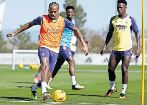  ?? ?? Militao toca balón, junto al resto de sus compañeros, en la sesión de entrenamie­nto de ayer en la Ciudad Real Madrid.