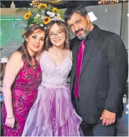  ?? ?? Fiorella Navarro Godoy lució hermosa en su fiesta de quince años.
La quinceañer­a junto a sus padres Susana Godoy y Víctor Navarro.