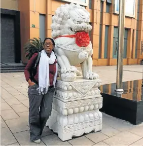  ?? Picture: NOMADLOZI MASANGO ?? PRESS PAWS: The writer at the Jade Art Museum in Shanghai