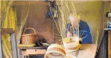  ?? FOTO: CLBO ?? Seit mehr als 70 Jahren übt der Korbmacher Xaver Röck seinen Beruf aus. Und noch immer sitzt er mit seinen inzwischen 93 Jahren täglich in seiner Werkstatt und stellt Körber aller Art her.