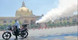  ?? HT PHOTO ?? ■
A municipal worker fumigating the Vidhan Sabha Marg on Sunday.