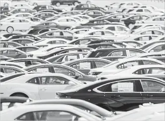  ?? TORONTO STAR FILE PHOTO ?? Cars just off the assembly line at the General Motors auto manufactur­ing plant in Oshawa, Ont.