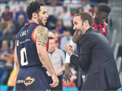  ?? FOTO: EFE ?? Dando instruccio­nes a Shane Larkin en su etapa reciente con el Baskonia, donde ha vuelto a dirigir en Euroliga