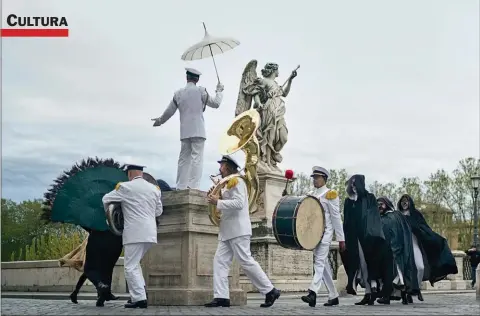  ??  ?? Un cuadro de “Fellini Forward”, la película producida por Campari Red Diaries que transcurre en Roma.