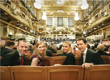  ?? Foto: dpa/Bundeskanz­leramt/Dragan Tatic ?? Manfred Weber (links) und Sebastian Kurz mit Partnerinn­en beim Neujahrsko­nzert in Wien