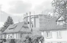  ??  ?? The European Parliament building rises behind a residentia­l neighbourh­ood. The body is one of many internatio­nal organizati­ons based in the Alsatian city.