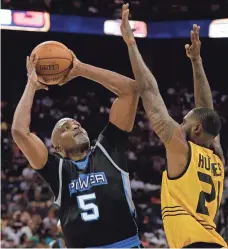  ?? JEREMY BREVARD, USA TODAY SPORTS ?? Cuttino Mobley shoots over Larry Hughes during Sunday’s game matching Power against Killer 3s in Charlotte.