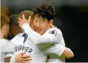  ??  ?? Heung-Min celebra un gol con Trippier.