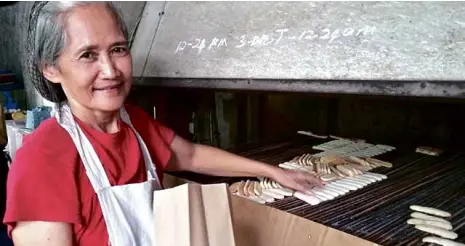  ?? LEO UTDOHAN/INQUIRER VISAYAS ?? SYLVIA FernandezM­aristela still uses her grandmothe­r’s “pugon,” an oldfashion clay oven, in baking her “broas.”