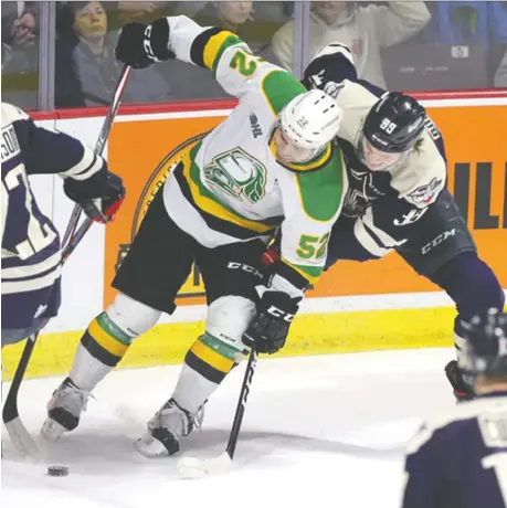  ?? NICK BRANCACCIO ?? Markus Phillips of the London Knights holds off Windsor Spitfires rival Curtis Douglas in OHL action at Windsor's WFCU Centre more than a year ago, the last time the league was able to hold games. The Ontario government has again halted plans for the league to resume play.