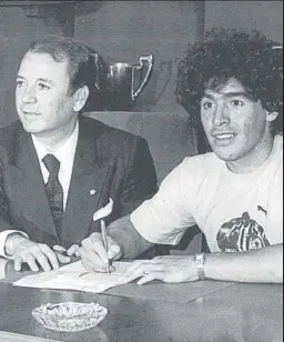  ?? FOTO: N.G. ?? Maradona firmó por el Barça el 4 de junio de 1982 al lado de Josep Lluís Núñez