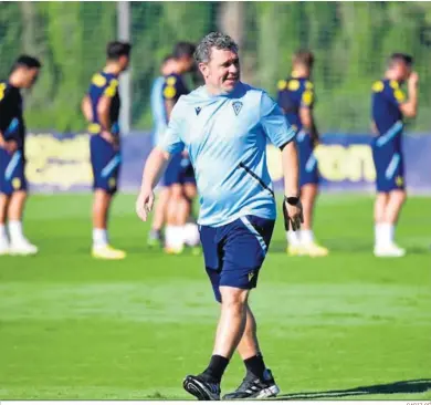  ?? CÁDIZ CF ?? El entrenador del Cádiz gira la cabeza para observar el trabajo de sus pupilos.