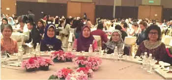  ??  ?? Fatimah (second left), flanked by Essau (left) and Saadiah, Dr Siti Zaliha (second right) and president of Sarawak Women for Women Society Margaret Bedus at the dinner.