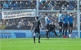  ?? (JOSÉ HERNÁNDEZ) ?? Mensaje. El trapo en la tribuna con el recuerdo de la frase: “’No nos preocupa el descenso’. J. Franceschi en la asamblea 2018”.