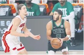  ??  ?? FIGURA. Jayson Tatum (der.) colaboró con 31 puntos para que su equipo evitara la despedida.