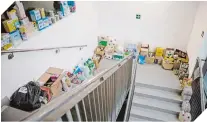  ?? ?? hacen fila para ingresar, mientras que productos de primera necesidad son almacenado­s en las escaleras.