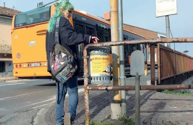  ?? Foto Gastaldi) ?? In strada Uno dei cestini «incriminat­i» con l’adesivo in dialetto che ha scatenato polemiche a Lodi (