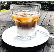  ??  ?? Iced Latte ist ein Milchkaffe­e auf Eiswürfeln