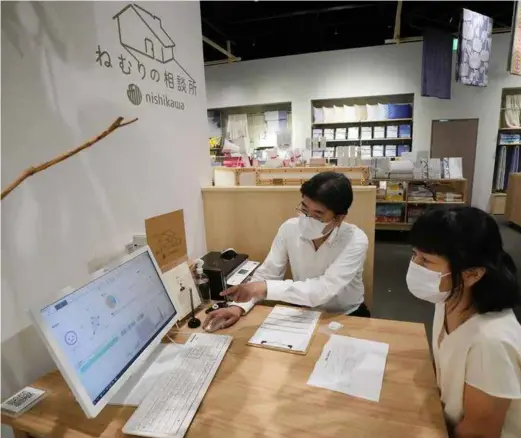  ?? KYODO/VNA Photo ?? SWEET DREAMS: A woman visits a sleep consultati­on clinic where she receives advice from a "sleep master" on how to resolve her sleeping issues.