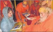  ?? HT ?? Priyanka Gandhi meeting Shankarach­arya Swami Swaroopana­nd Saraswati in Prayagraj on Thursday.