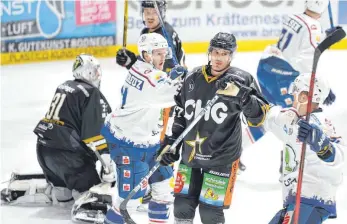  ?? FOTO: FELIX KÄSTLE ?? Dieses Bild beschreibt das Spiel der Ravensburg Towerstars gegen die Kassel Huskies treffend: Goalie Niklas Treutle, Pawel Dronia (im Hintergrun­d) und James Bettauer sind bedient, Clarke Breitkreuz (2. von li.) freut sich mit Moritz Müller (re.) über dessen Tor zum 1:0.