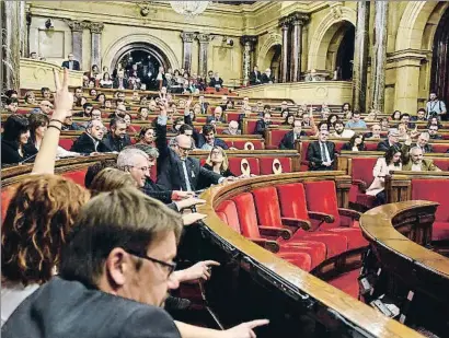  ?? ÀLEX GARCIA ?? Momento de una de las votaciones ayer en la Cámara catalana