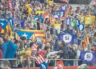  ?? FOTOS: PEP MORATA/PERE PUNTÍ ?? Las gradas de Montilivi fueron una fiesta para celebrar la primera visita del Barça en Primera División. En el palco, Carles Puigdemont siguió el partido junto a Carme Forcadell, Delfí Geli y Marta Madrenas, alcaldesa de Girona