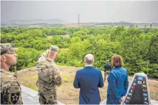  ?? FOTO: MICHAEL KAPPELER/DPA ?? Bundeskanz­ler Olaf Scholz (SPD), und seine Frau Britta Ernst beim Besuch der entmilitar­isierten Zone an der Grenze zu Nordkorea.