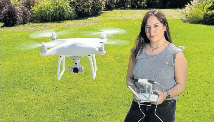  ?? DIEGO WALDMANN ?? Con licencia para volar. Camila Bohorquez fue la primera mujer en recibirse de piloto de dron en la UTN. “Mi plan es trabajar haciendo filmacione­s aéreas”, cuenta.