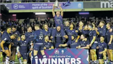  ?? ?? Los jugadores escoceses celebran el triunfo con el trofeo de la Copa Calcuta ayer en Murrayfiel­d.