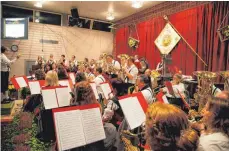  ?? FOTO: ULRICH GRESSER ?? Der Musikverei­n Eintürnen lockte mit dem Herbstkonz­ert so viele Zuhörer wie schon lange nicht mehr in die Festhalle.