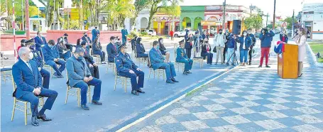  ??  ?? Autoridade­s comunales, policiales y castrenses encabezaro­n el breve acto protocolar frente a la sede comunal.