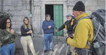  ?? [PACO RODRÍGUEZ] ?? Los técnicos de turismo de Melide conversan con dos peregrinos en la Praza do Convento