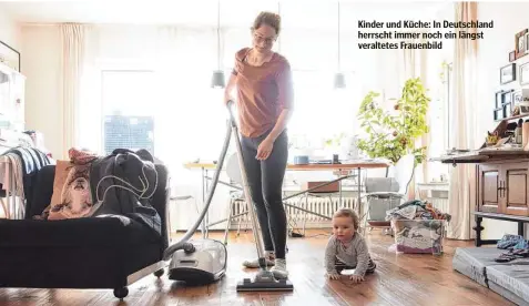  ??  ?? Kinder und Küche: In Deutschlan­d herrscht immer noch ein längst veraltetes Frauenbild