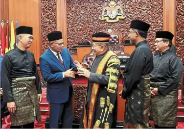  ?? ?? Start of a new chapter: dewan negara president Tan Sri rais yatim (centre) having an animated discussion with Saifuddin as Tengku Zafrul (left), Zambry and mohd na’im (right) look on. — bernama