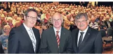  ?? RP-FOTO: LAMMERTZ ?? Norbert Lammert war zu Gast bei der Mitglieder­versammlun­g der Volksbank. Michael Gehlen und Klaus Geurden begrüßten den Redner.