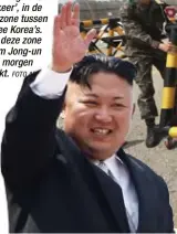  ?? FOTO AP ?? Zuid-Koreaanse militairen verplaatse­n een barricade op de ‘brug zonder terugkeer’, in de bufferzone tussen de twee Korea’s. Het is deze zone die Kim Jong-un (links) morgen bezoekt.